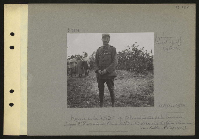 Aubigny (près). Revue de la 47e division d'infanterie après les combats de la Somme. Sergent Chainat, de l'escadrille numéro 3, décoré de la Légion d'honneur (a abattu huit avions)