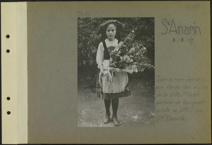 Saint-Amarin. Distribution des prix aux élèves des écoles de la ville. Fillette portant un bouquet qu'elle va offrir au général Demetz