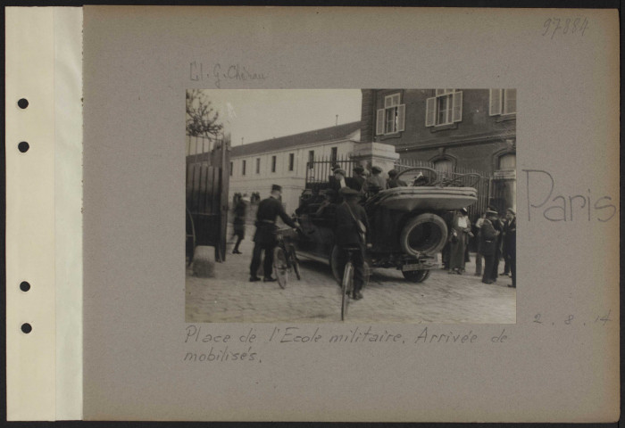 Paris. Place de l'Ecole militaire. Arrivée de mobilisés