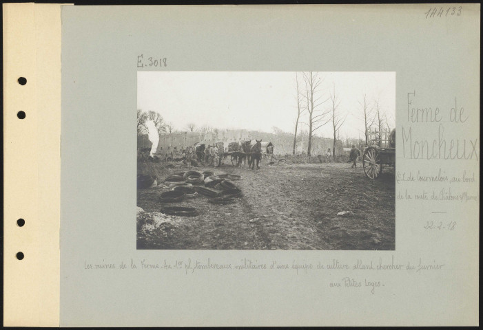 Ferme de Moncheux (sud-est de Courmelois, au bord de la route de Châlons-sur-Marne). Les ruines de la ferme. Au premier plan, tombereaux militaires d'une équipe de culture allant chercher du fumier aux Petites Loges