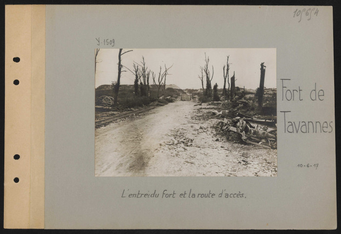 Fort de Tavannes. L'entrée du fort et la route d'accès