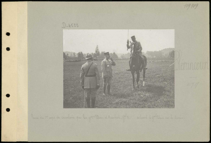 Blérancourt. Revue du premier corps de cavalerie par les généraux Pétain et Humbert. Général X saluant le général Pétain sur le terrain