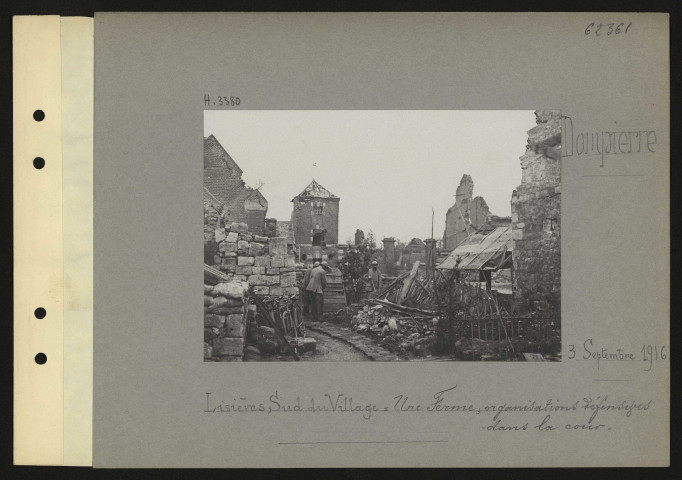 Dompierre. Lisières sud du village : une ferme ; organisations défensives dans la cour