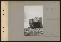 Champlieu. Terrain d'instruction : char d'assaut Saint-Chamond franchissant une tranchée