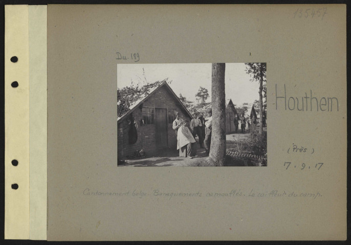 Houthem (près). Cantonnement belge. Baraquements camouflés. Le coiffeur du camp
