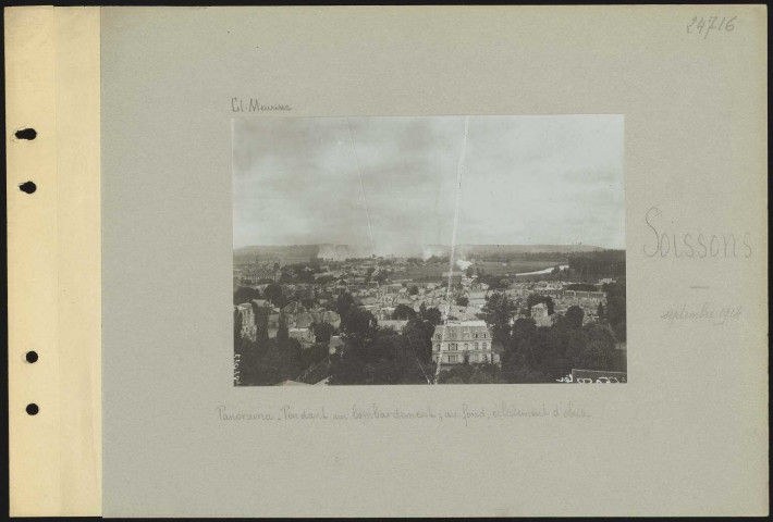 Soissons. Panorama. Pendant un bombardement ; au fond , éclatement d'obus