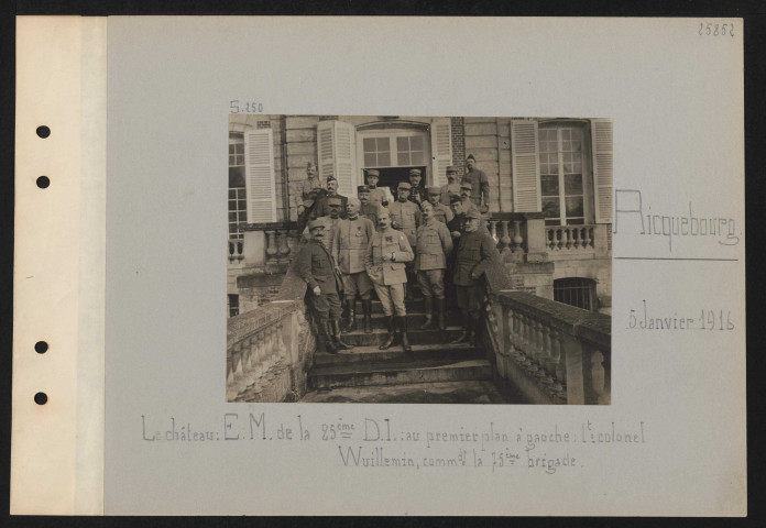 Ricquebourg. Le château : EM de la 25e DI : au premier plan à gauche : lieutenant colonel Wuillemin, commandant la 75e brigade