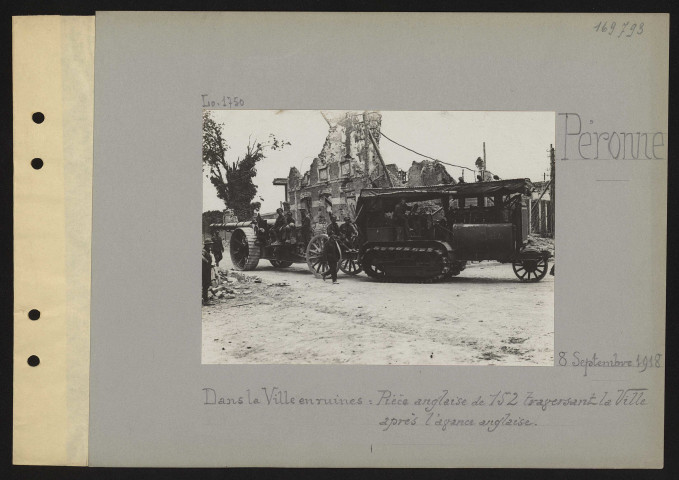 Péronne. Dans la ville en ruines : pièce anglaise de 152 traversant la ville après l'avance anglaise