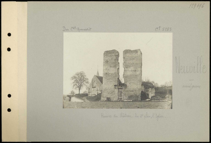 Neuville. Ruines du château. Au deuxième plan, l'église