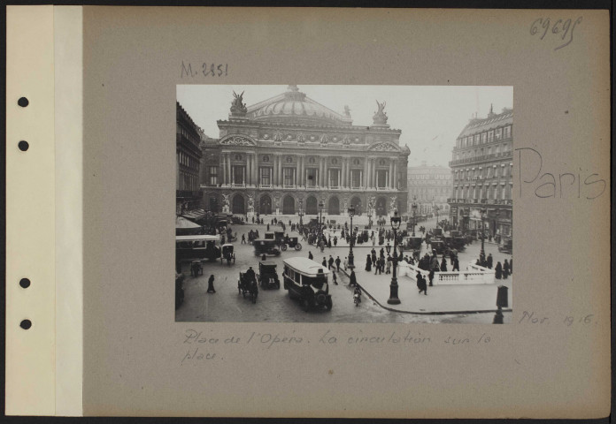 Paris. Place de l'Opéra. La vente et la lecture des journaux