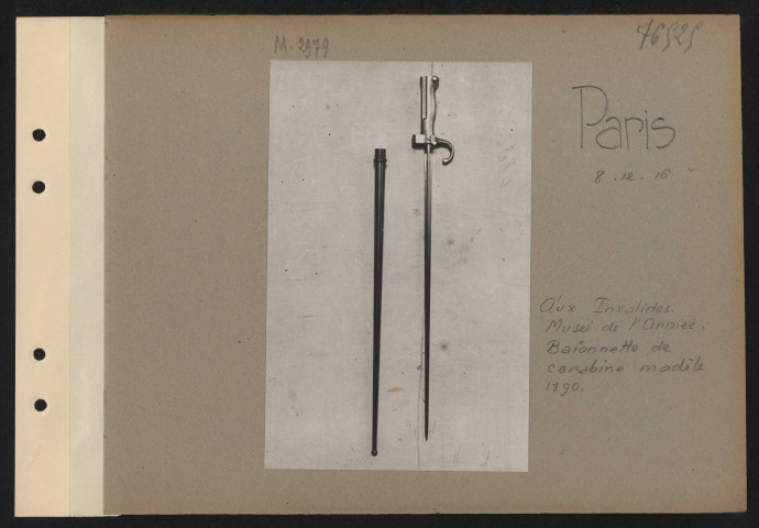 Paris. Aux Invalides. Musée de l'armée. Baïonnette de carabine modèle 1890
