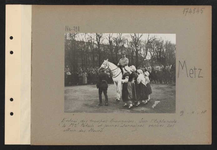 Metz. Entrée des troupes françaises. Sur l'espalanade. Le maréchal Pétain et jeunes Lorraines venues lui offrir des fleurs