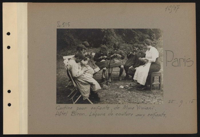Paris. Cantine pour enfants, de Mme Viviani. Hôtel Biron. Leçons de couture aux enfants