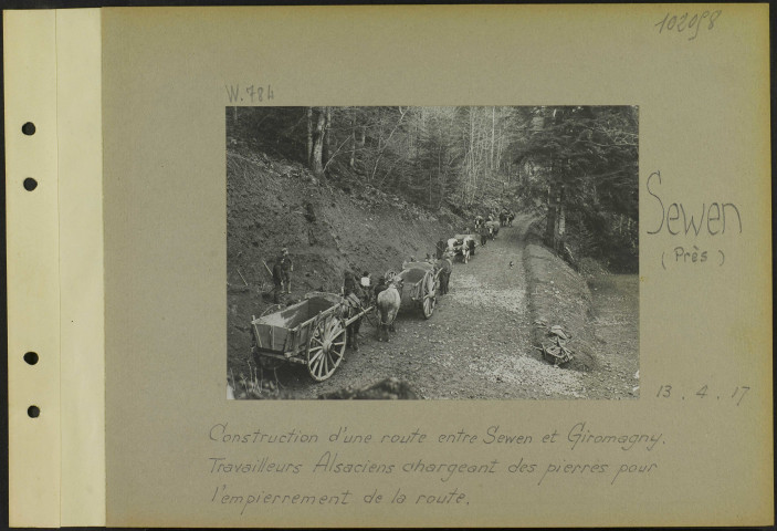 Sewen (Près). Construction d'une route entre Sewen et Giromagny. Travailleurs alsaciens chargeant des pierres pour l'empierrement de la route