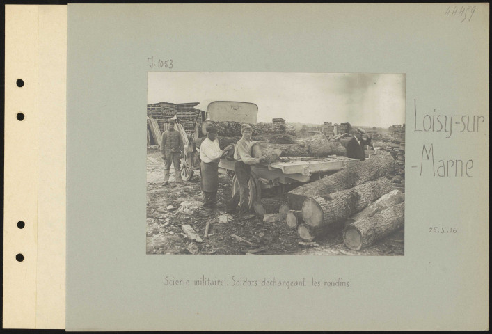 Loisy-sur-Marne. Scierie militaire. Soldats déchargeant les rondins