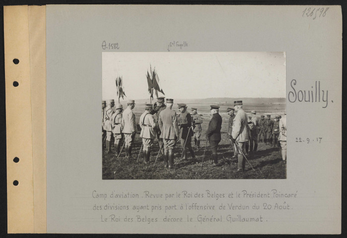 Souilly. Camp d'aviation. Revue par le roi des Belges et le président Poincaré des divisions ayant pris part à l'offensive de Verdun du 20 août. Le roi des Belges décore le général Guillaumat