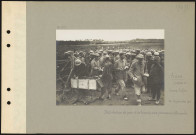 Auve (région d'), Camp Joffre. Distribution de pain et de biscuits aux prisonniers allemands