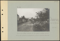 Chavenay (sud de Dormans). Une rue du village bombardé. Au premier plan, soldats en réserve courant vers un abri pendant un bombardement, au fond, les positions allemandes
