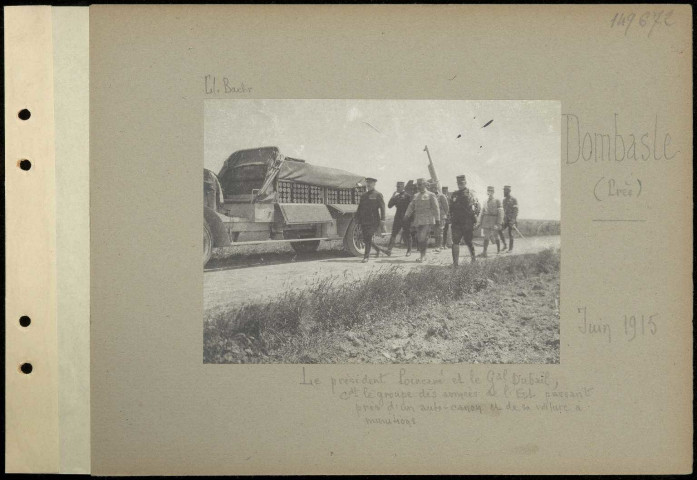 Dombasle (près). Le président Poincaré et le général Dubail commandant le groupe des armées de l'Est passant près d'un auto-canon et de sa voiture à munitions
