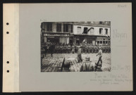 Noyon. Place de l'hôtel de ville : entrée du général Nivelle ; troupes formant le carré