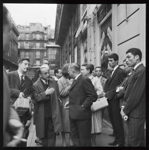 Jean-Paul Sartre, Daniel Mayer et autres personnalités devant l'Hôtel Continental le jour de l'Indépendance de l'Algérie
