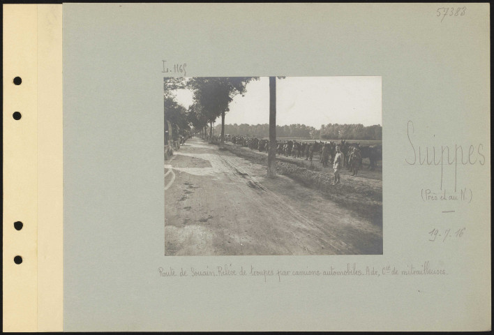 Suippes (près et au nord). Route de Souain. Relevé de troupes par camions automobiles. À droite, compagnie de mitrailleuses