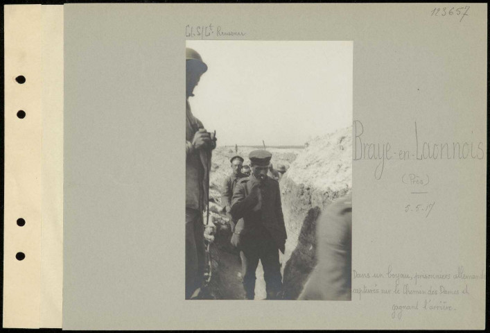 Braye-en-Laonnois (près). Dans un boyau, prisonniers allemand capturés sur le Chemin des Dames et gagnant l'arrière