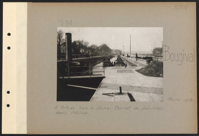 Bougival. L'écluse sur la Seine. Convoi de péniches dans l'écluse