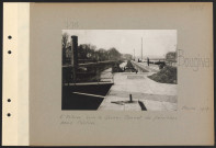 Bougival. L'écluse sur la Seine. Convoi de péniches dans l'écluse