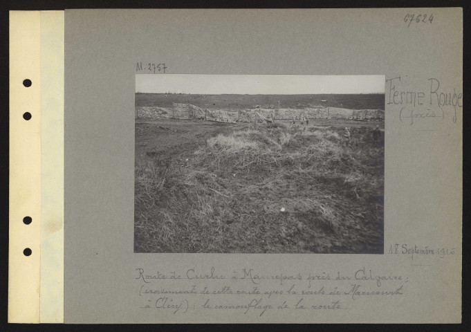 Ferme Rouge (près). Route de Curlu à Maurepas près du Calvaire ; (croisement de cette route avec la route de Maricourt à Cléry) ; le camouflage de la route