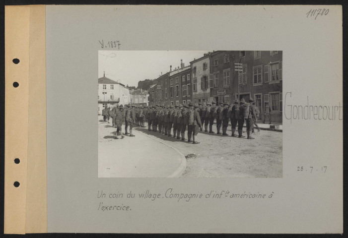Gondrecourt. Un coin du village. Compagnie d'infanterie américaine à l'exercice