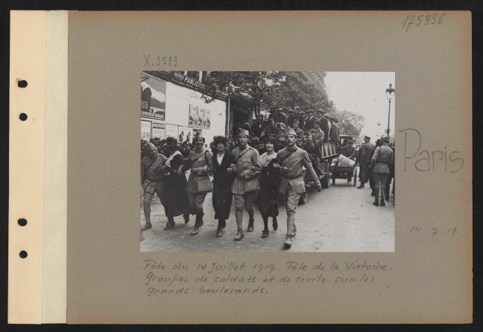 Paris. Fête du 14 juillet 1919. Fête de la Victoire. Groupes de soldats et de civils sur les grands boulevards