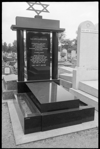 Cimetière de Pantin. Aux magasins : « les jeunes et la civilisation de consommation »