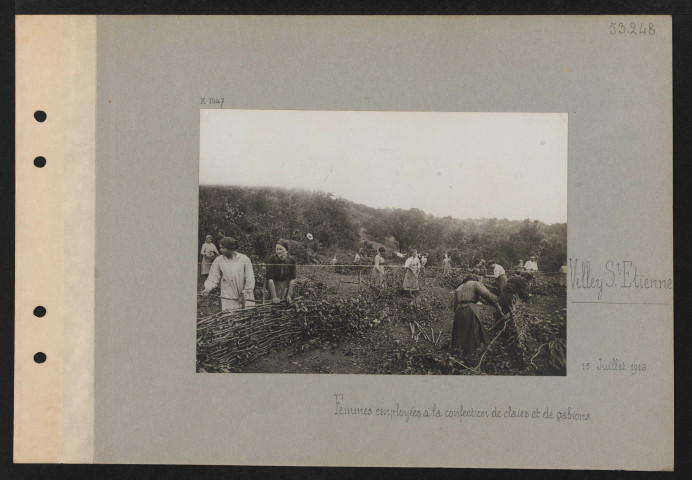 Villey-Saint-Étienne. Femmes employées à la confection de claies et de gabions