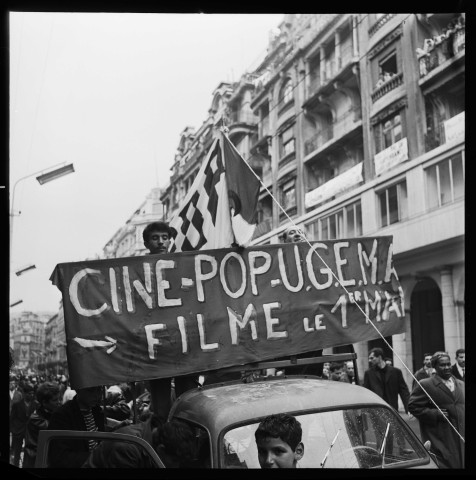 Manifestation et groupe de jeunes dans la rue