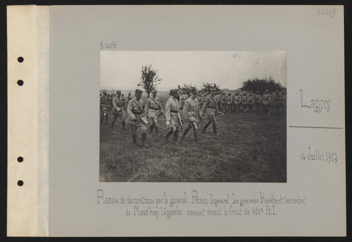 Lagny. Remise de décorations par le général Pétain : le général et les généraux Humbert [au centre] et de Maud'huy [à gauche] passent devant le front du 410e RI