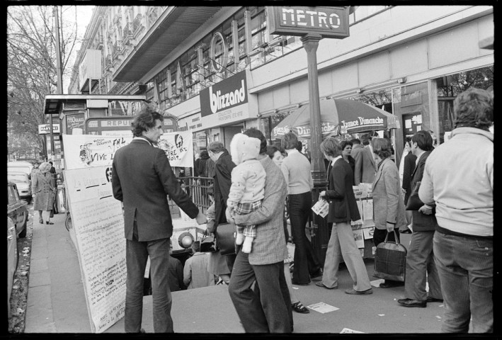 Des porte-paroles du FSI au métro République. Tournage du film « L'Attentat » d'Yves Boisset avec Jean-Louis Trintignant