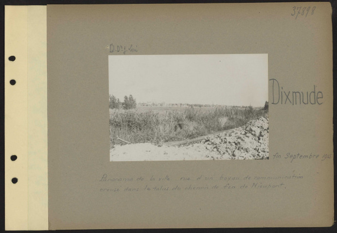 Dixmude. Panorama de la ville vue d'un boyau de communication creusé dans le talus du chemin de fer de Nieuport