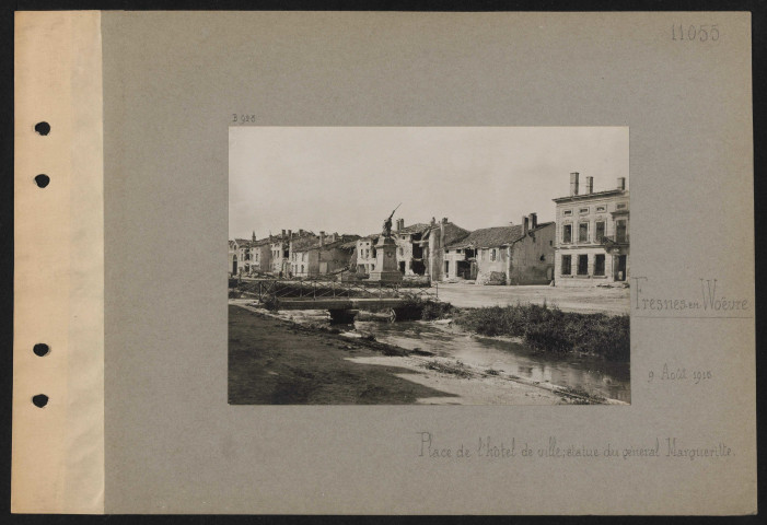 Fresnes-en-Woëvre. Place de l'hôtel de ville ; statue du général Margueritte
