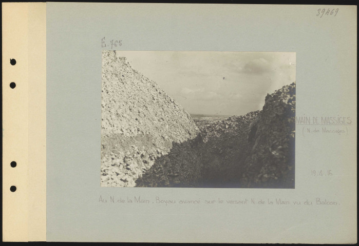 Main de Massiges (nord de Massiges). Au nord de la Main. Boyau avancé sur le versant nord de la Main vu du Balcon