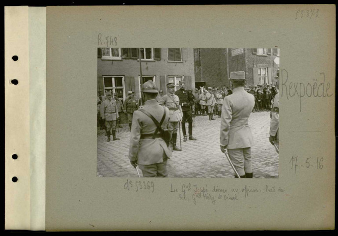 Rexpoëde. Dans le village. Remise de décorations par le général Hély d'Oissel, commandant le 36e C.A. Le général Joppé décore un officier. Près de lui, général Hély d'Oissel