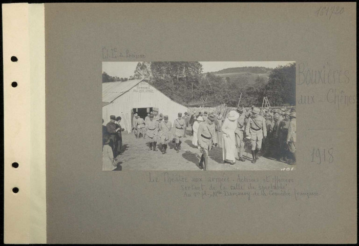 Bouxières-aux-Chênes. Le théâtre aux armées. Actrices et officiers sortant de la salle de spectacle. Au premier plan, mademoiselle Damaury de la Comédie française