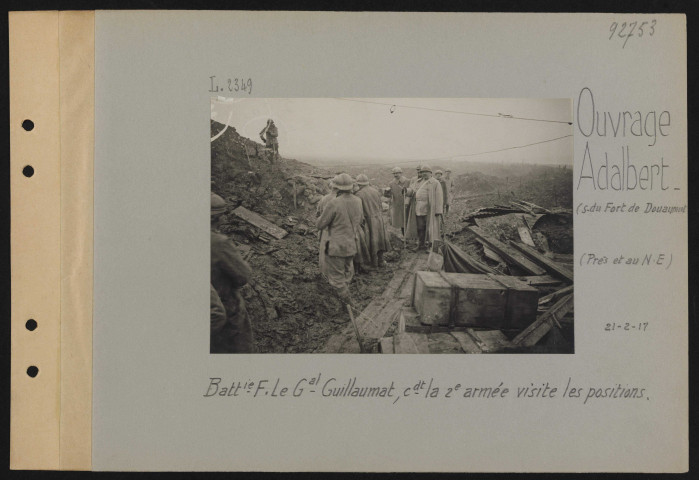 Ouvrage Adalbert (sud du Fort de Douaumont) (près et nord-est). Batterie F bombardée. Le général Guillaumat, commandant la 2e armée, visite les positions