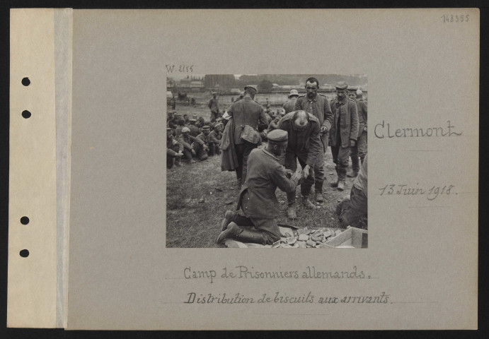 Clermont. Camp de prisonniers allemands : distribution de biscuits aux arrivants