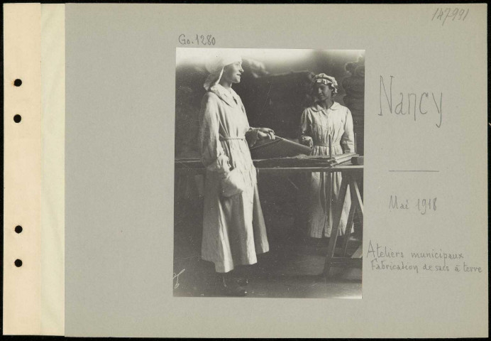 Nancy. Ateliers municipaux. Fabrication de sacs à terre