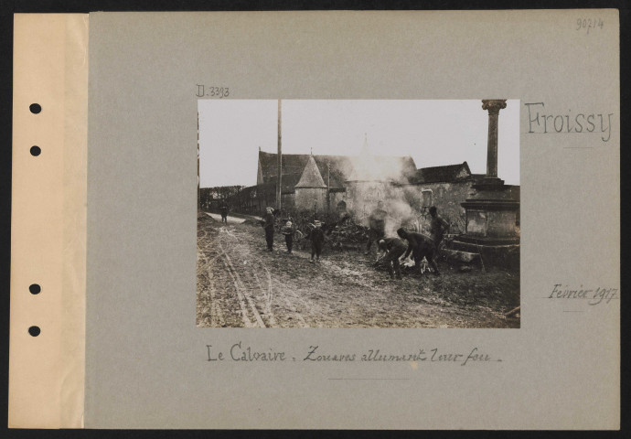 Froissy. Le calvaire : zouaves allumant leur feu