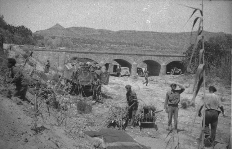 Camion du service de santé de la XIIIe brigade, dans une vallée à 1 ou 2 kms de l'Ebre pendant la préparation de l'offensive