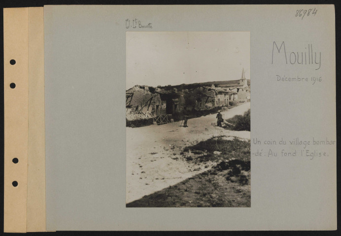 Mouilly. Un coin du village bombardé. Au fond, l'église