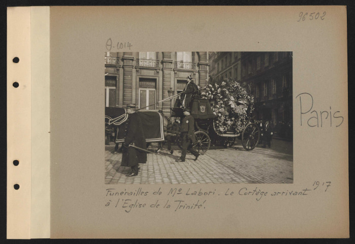 Paris. Funérailles de M. Labori. Le cortège arrivant à l'église de la Trinité