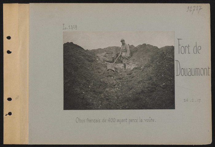 Fort de Douaumont. Obus français de 400 ayant percé la voûte